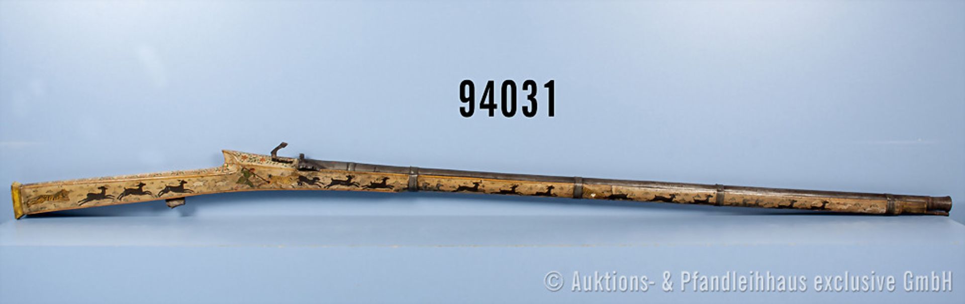 Luntenschloßgewehr, verzierter Holzschaft mit jagdlichen Motiven, dazugehöriger Ladestock, auf dem