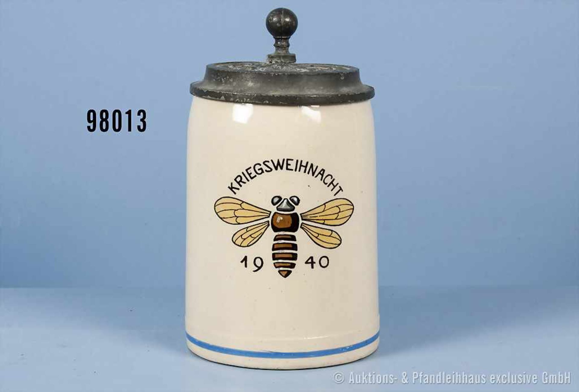 Steingutkrug mit vermutl. Geschwaderwappen in Form einer Biene und Aufschrift "Kriegsweihnacht