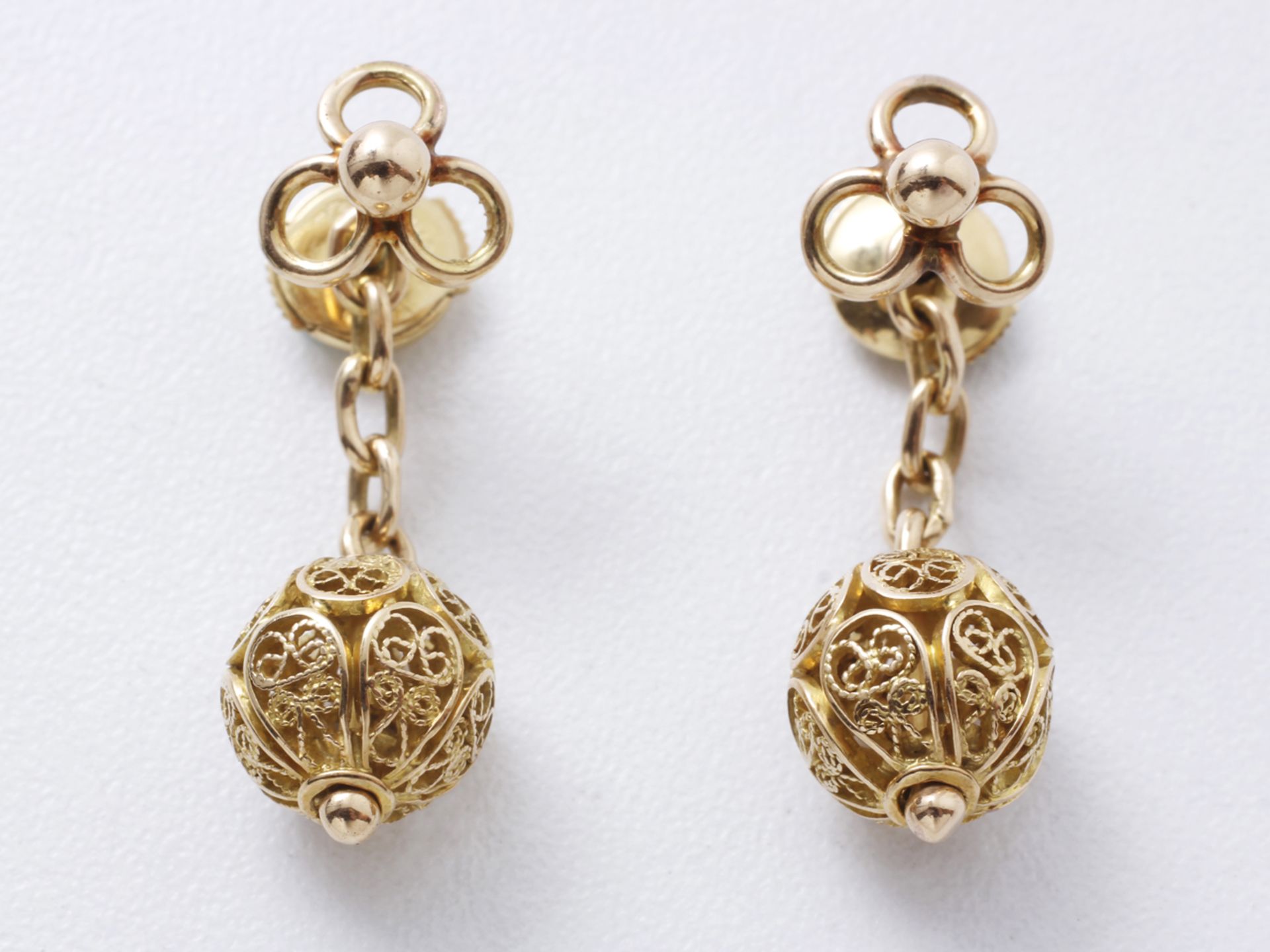 Paire de boucles d'oreilles en or 750 millièmes, à décor de trèfle centré d'une [...] - Bild 3 aus 3