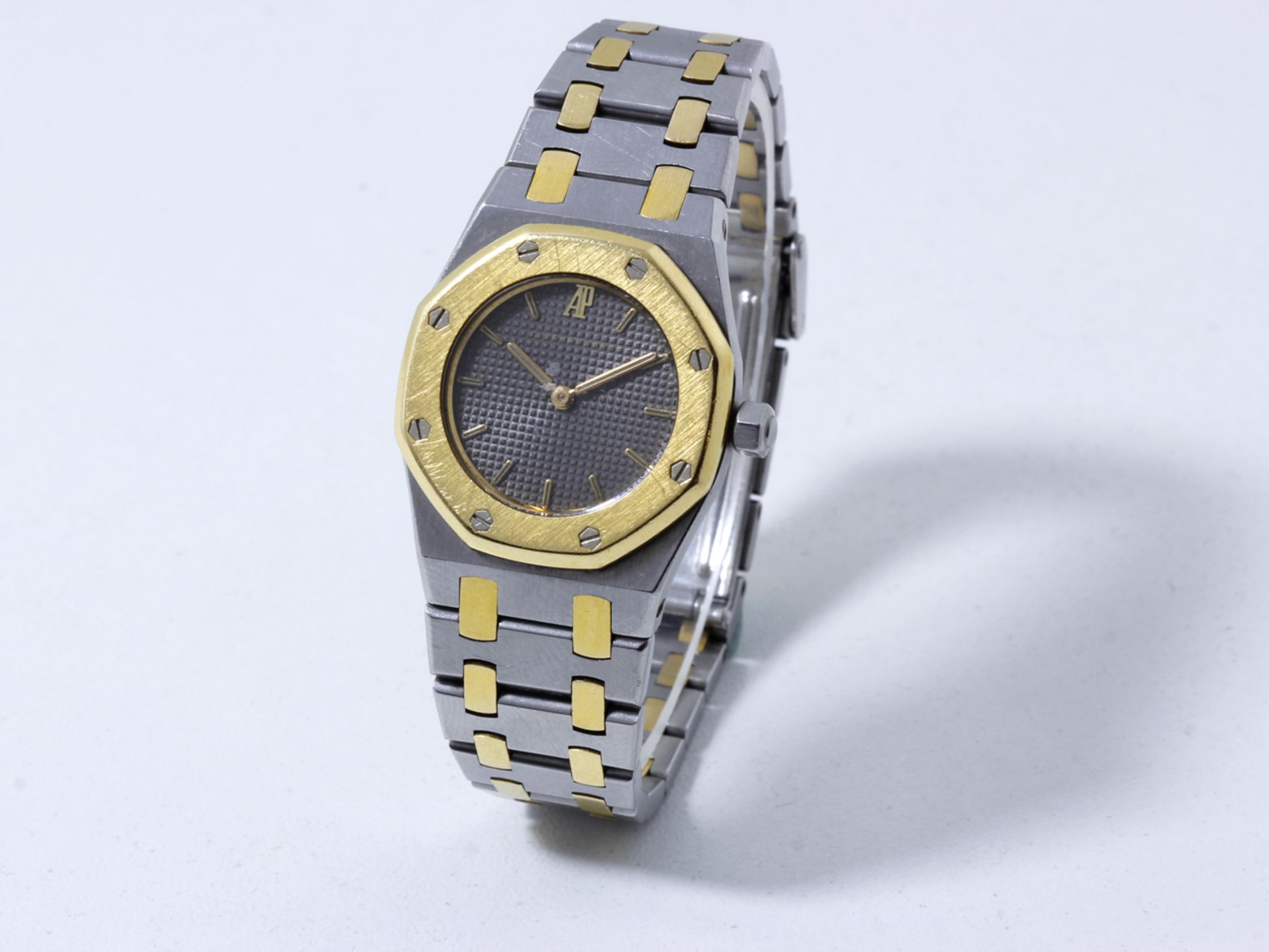 AUDEMARS PIGUET ''ROYAL OAK'' PM Montre bracelet de dame en or 750 millièmes et [...]