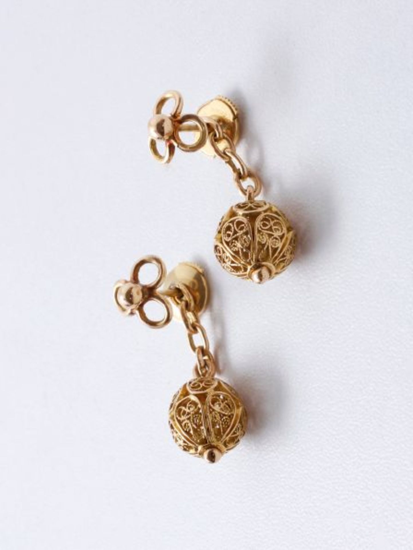 Paire de boucles d'oreilles en or 750 millièmes, à décor de trèfle centré d'une [...] - Bild 2 aus 3