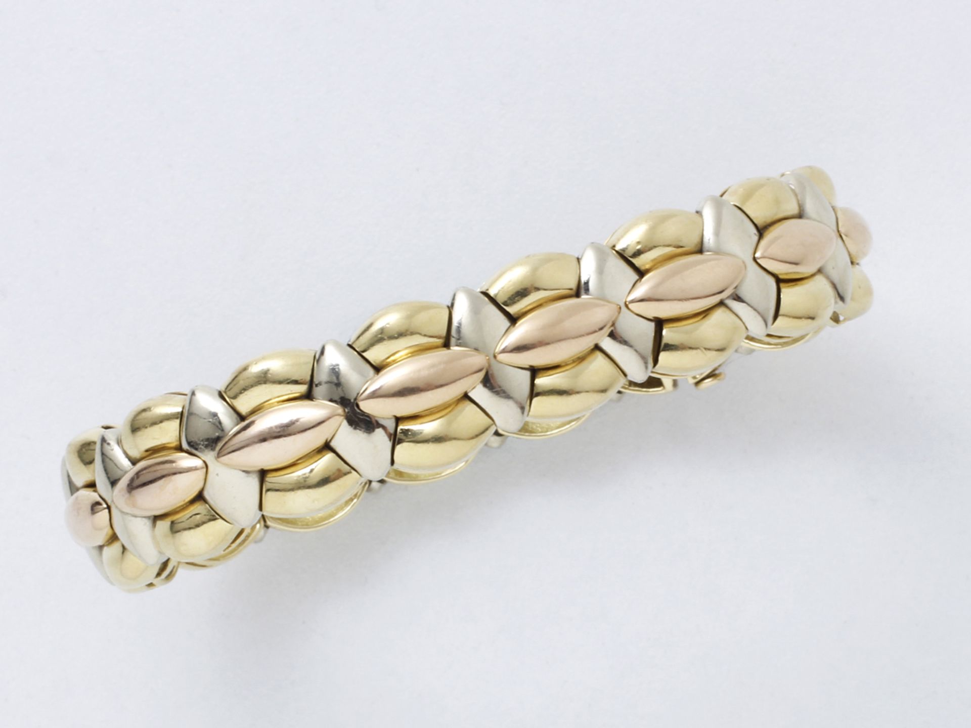 Beau bracelet trois tons d'or 750 millièmes, maillons articulés à décor [...]