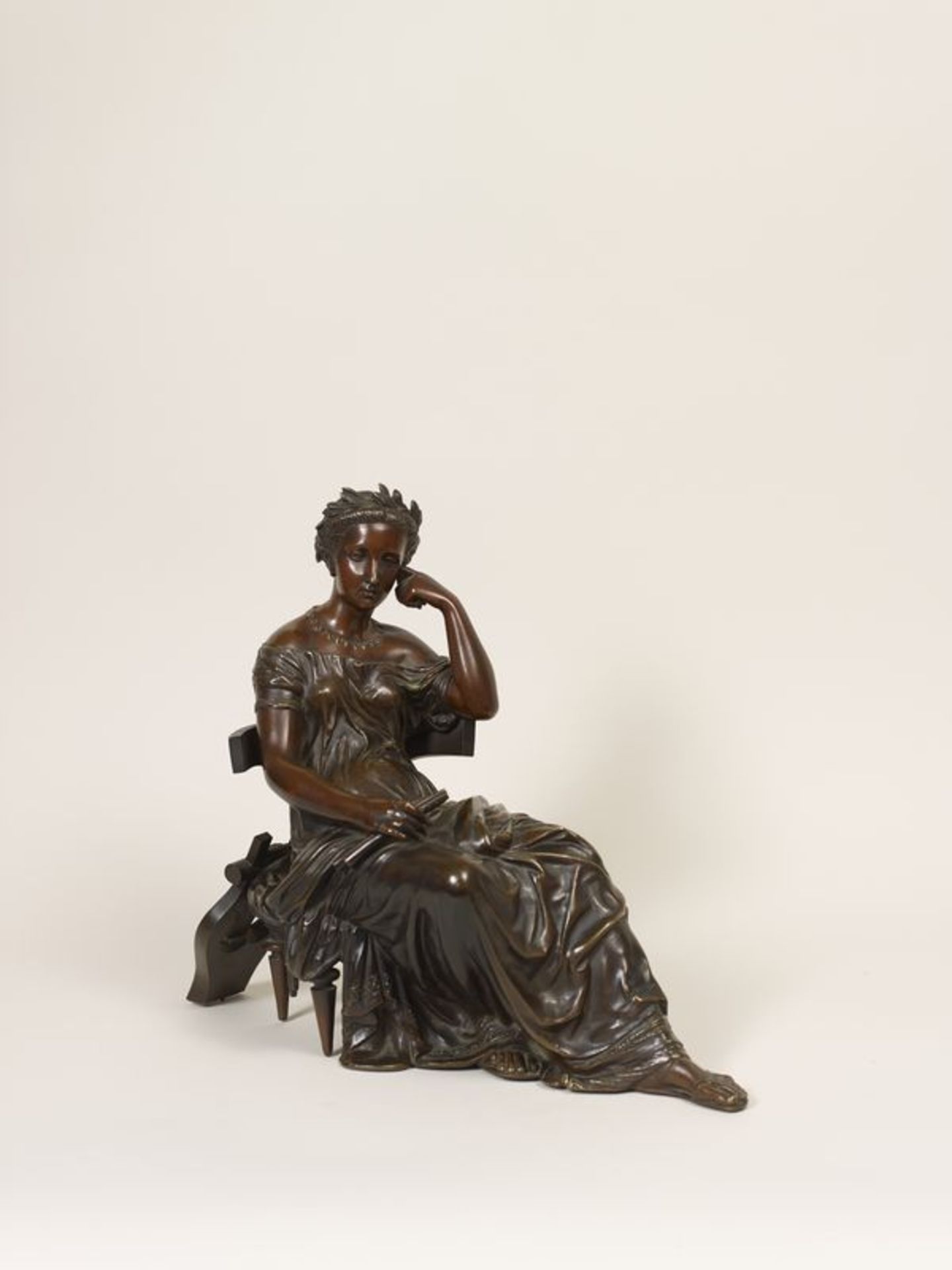Jean Jules SALMSON (1823-1902) Sculpture figurant une jeune femme à l'antique assise [...]
