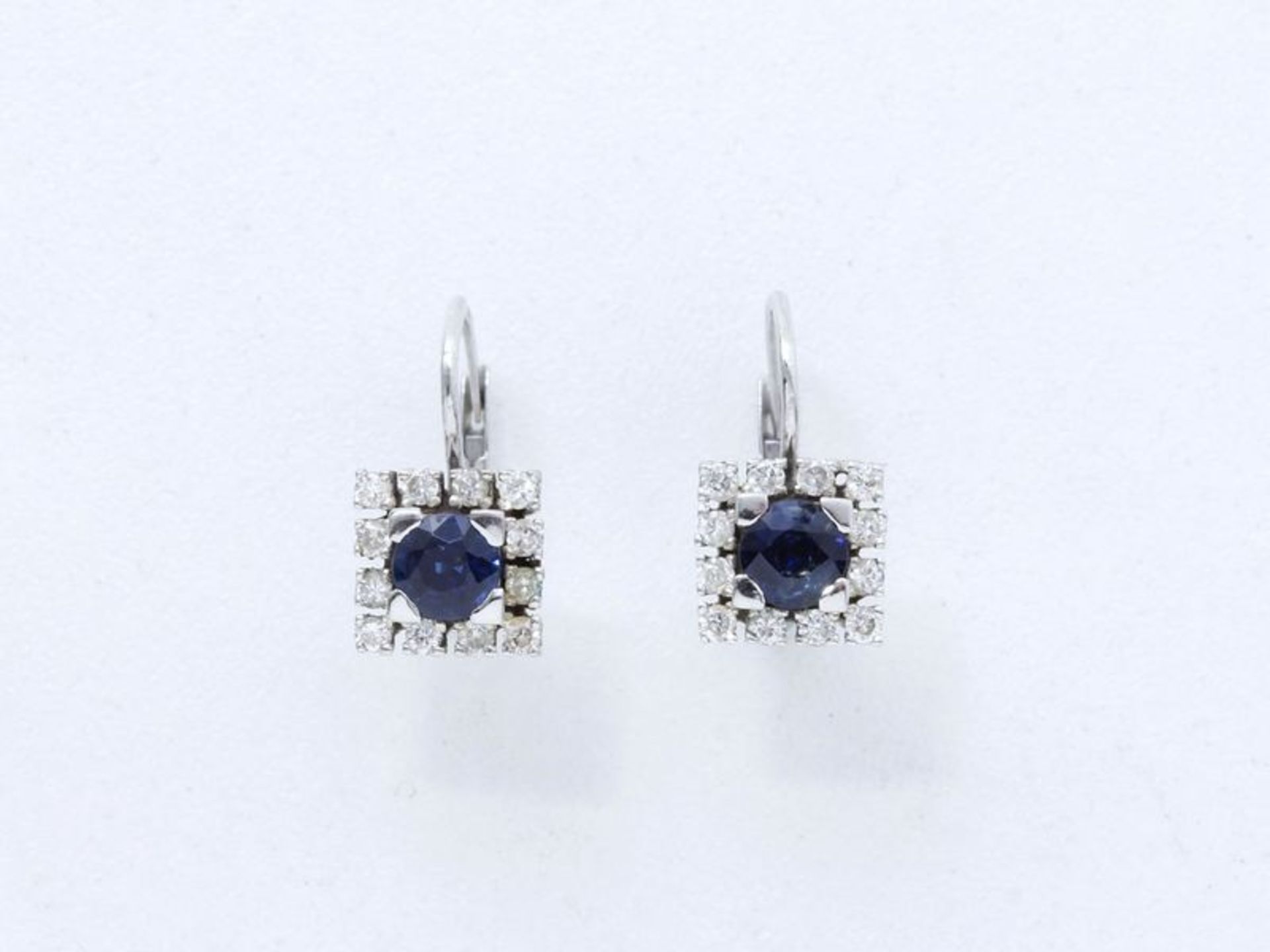 Paire de boucles d'oreilles en or gris 750 millièmes, ornée d'un saphir rond [...]