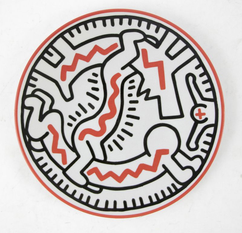 Keith HARING (1958-1990) - D'après - Personnage rouge et chien - Assiette en [...]