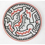 Keith HARING (1958-1990) - D'après - Personnage rouge et chien - Assiette en [...]