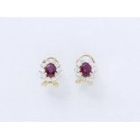 Paire de boucles d'oreilles en or 750 millièmes, ornée de rubis ovales facettés en [...]