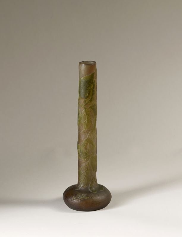 Vase Gallé soliflore en pate de verre polychrome - H. 21 cm - Petite égrenure - - [...]