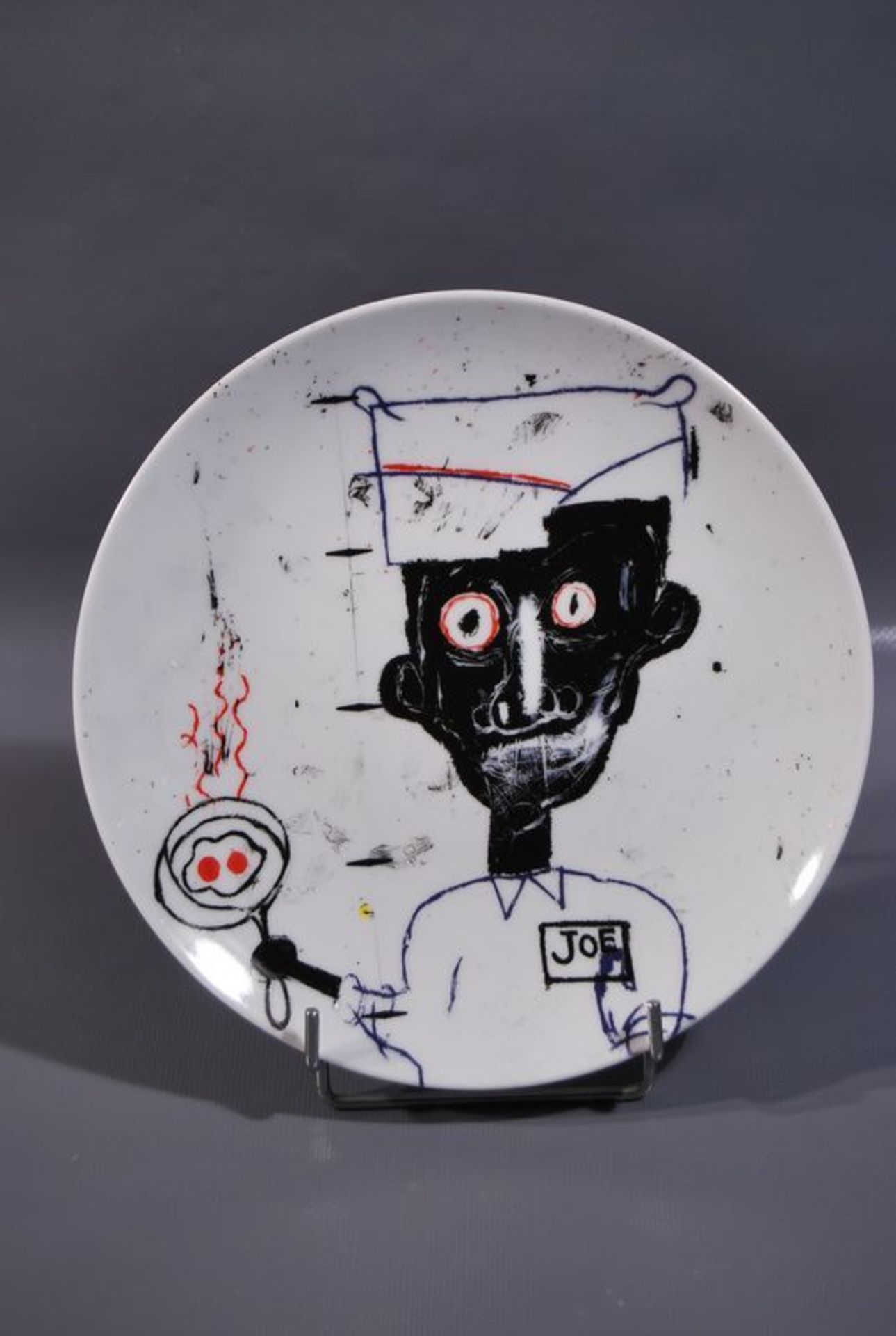 Jean-Michel BASQUIAT - D'après - Eyes & Eggs - Assiette en porcelaine - D. 21 cm - [...]