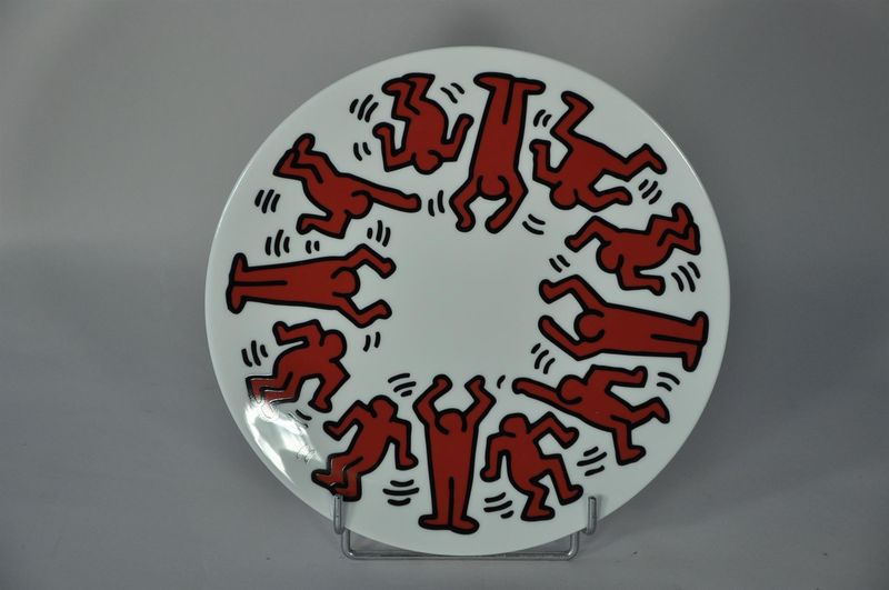 Keith HARING (1958-1990) - D'après - Red on white - Assiette en porcelaine - D. 21 [...]