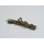 Erotica - Coupe cigare en bronze figurant une jeune femme nue allongée les bras [...]