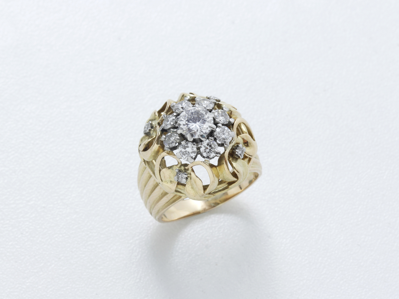 Bague en or 750 et platine 850 millièmes, stylisant un bouquet de fleur orné de [...]