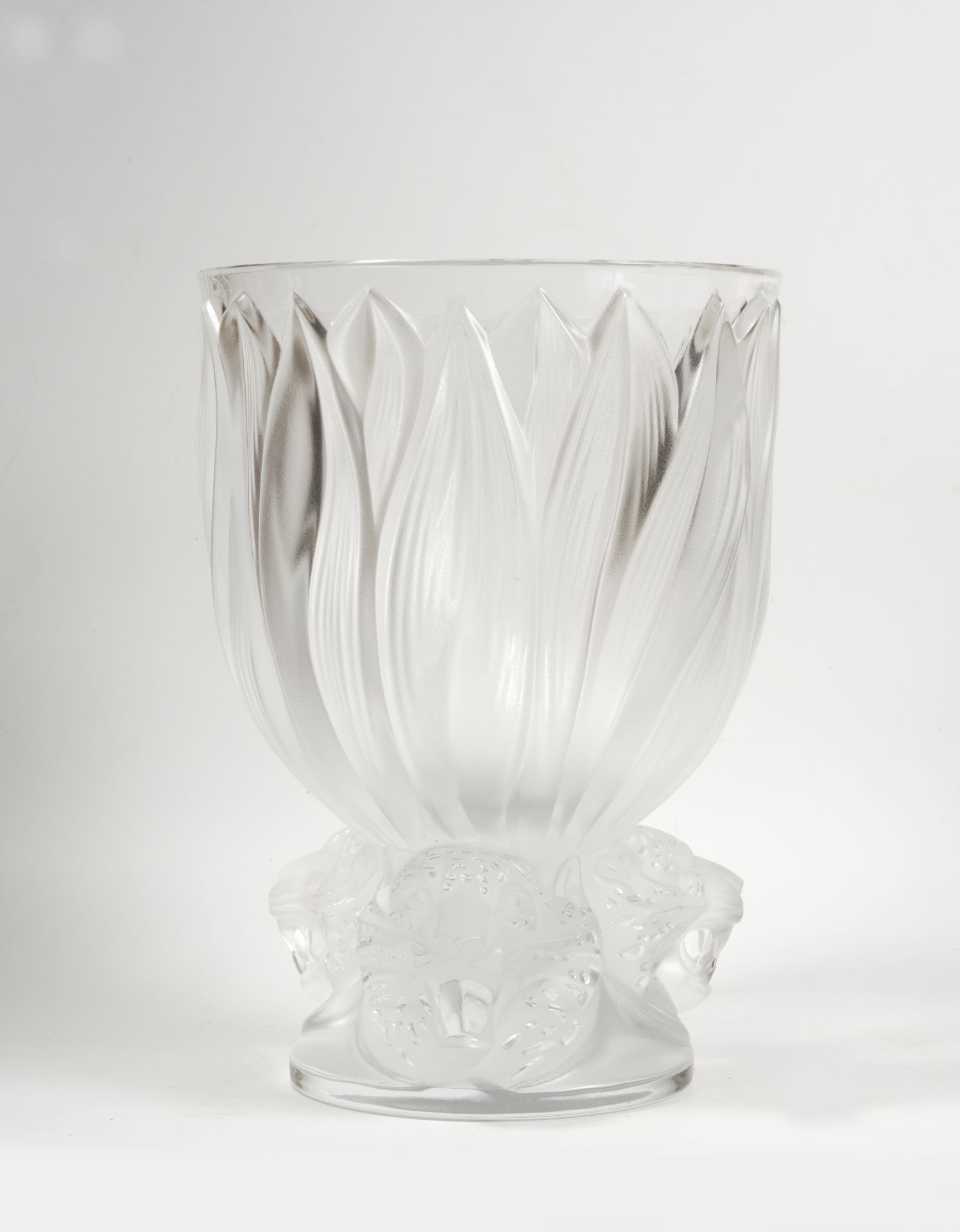 Vase Lalique France à décor de tigres H. 28 cm - - Lalique France vase with tiger [...]