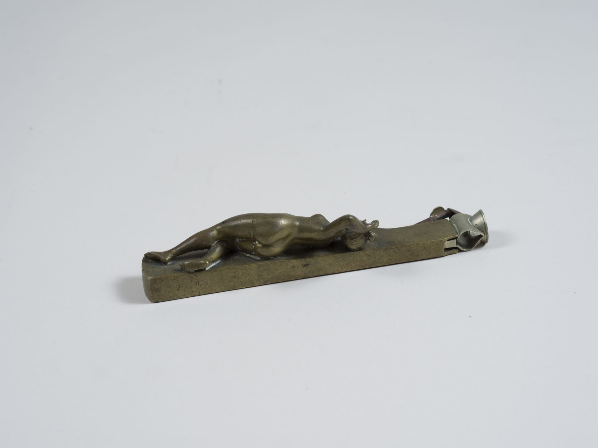 Erotica - Coupe cigare en bronze figurant une jeune femme nue allongée les bras [...] - Bild 2 aus 3