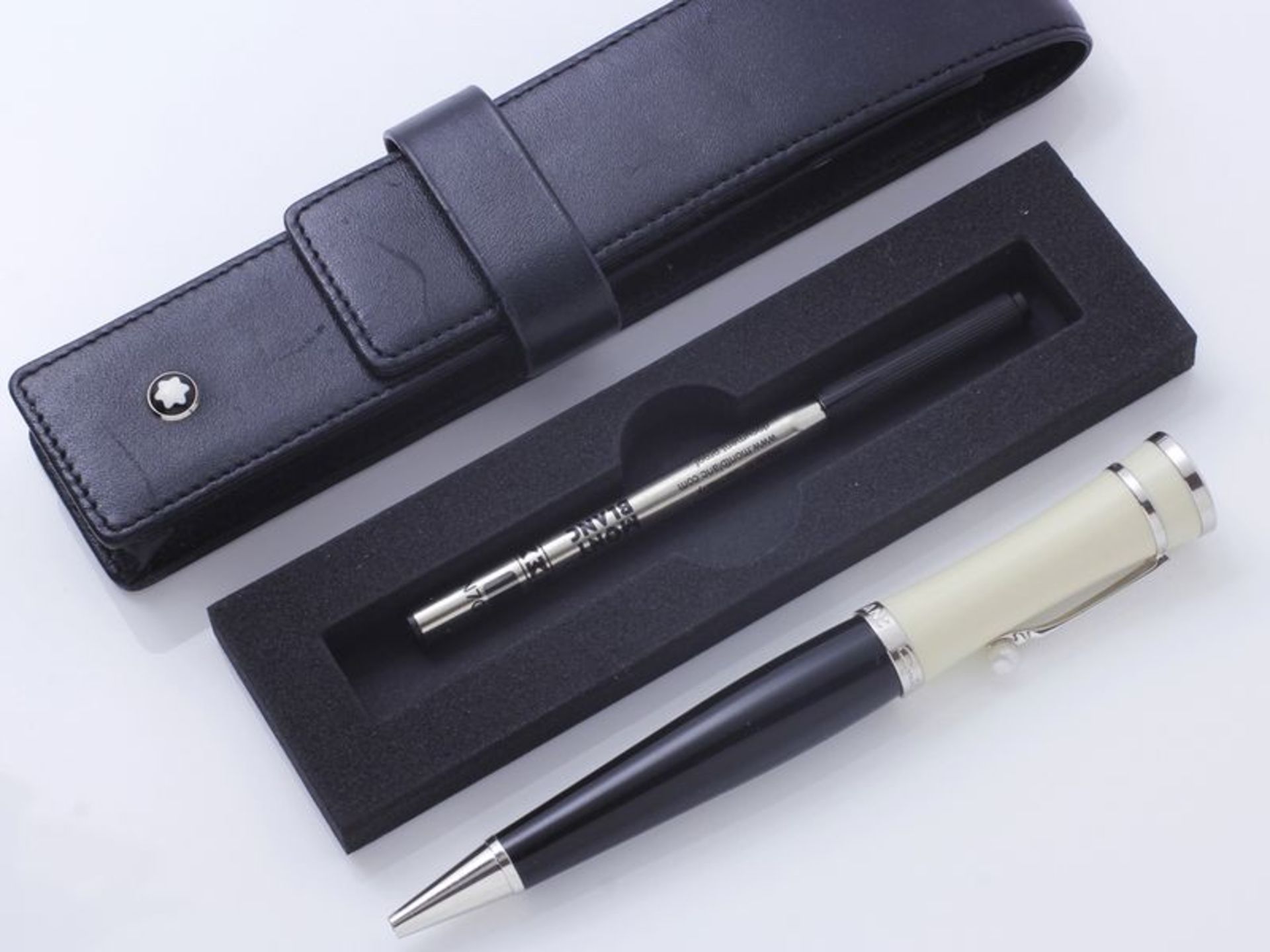 MONTBLANC ''GRETA GARBO'' Stylo à bille en métal argenté et résine de couleur [...]