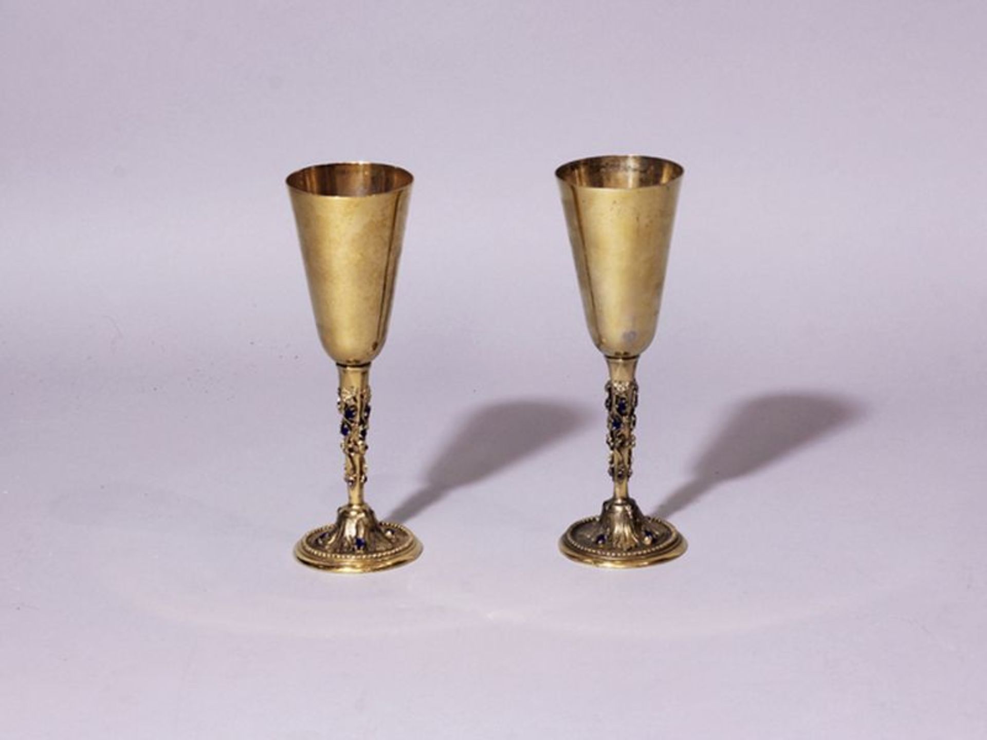 Paire de coupes à boire, les pieds ronds en bronze doré à rang de perles, les [...]