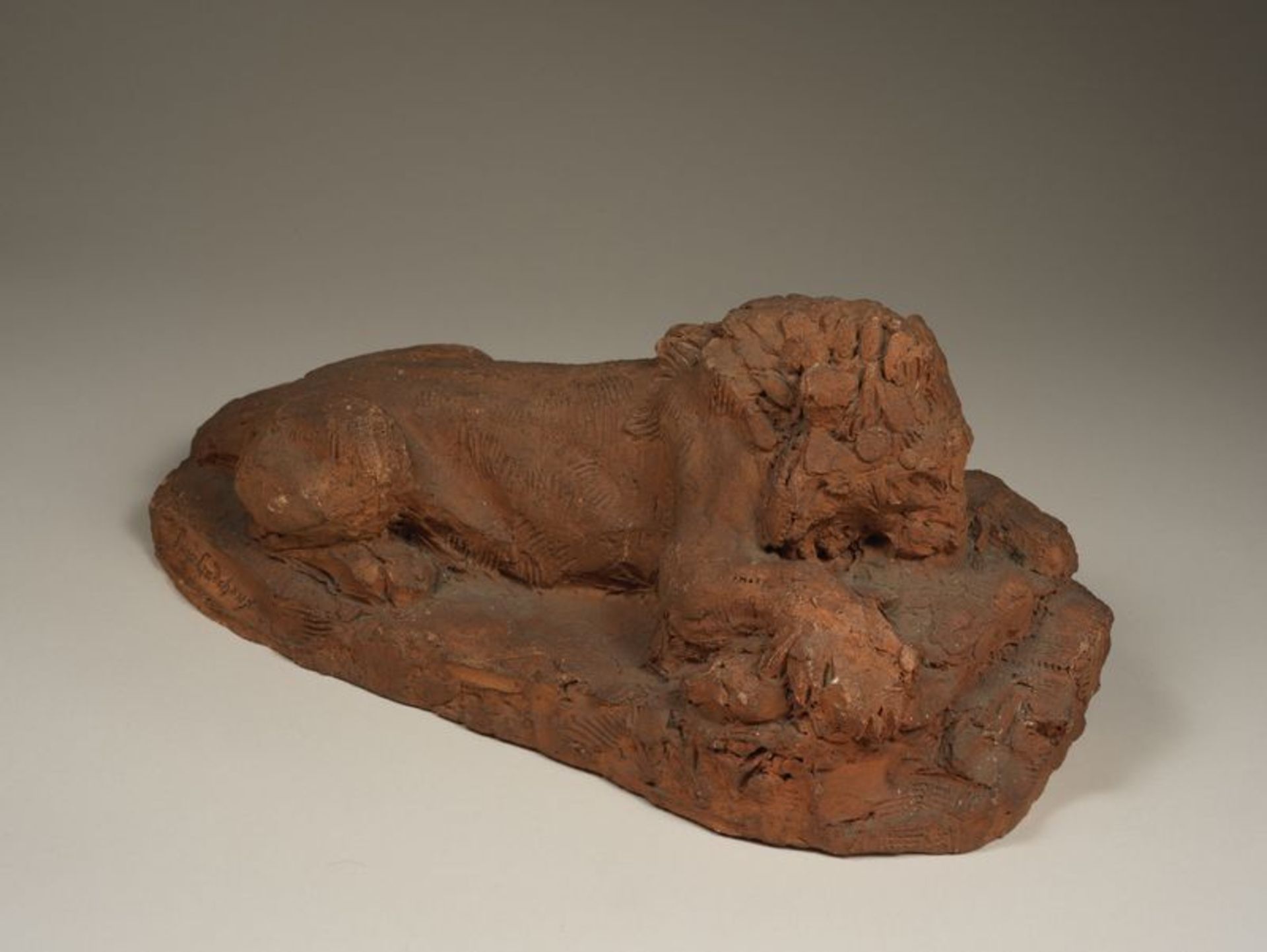 Roger GODCHAUX (1878-1958) - Lion couché - terre cuite signée - 13,5 x 31 x 14 cm - [...]