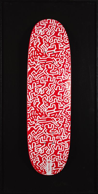 Keith HARING (1958-1990)- Sans titre, 1990 (fond rouge) - Impression sur skateboard - [...]