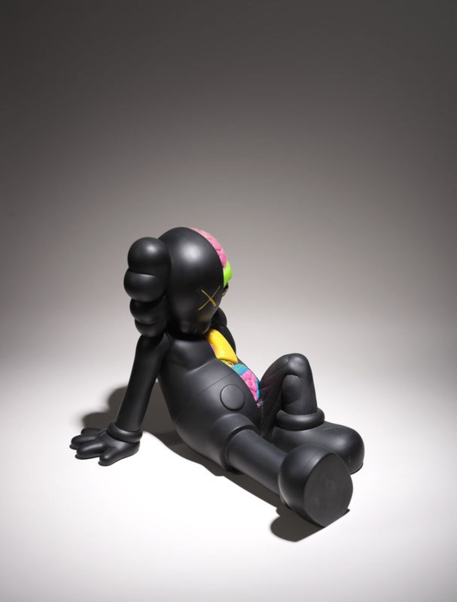 KAWS (1974) - Resting place Companion (Black) , 2012-13 - Edition Original Fake, [...] - Bild 4 aus 5