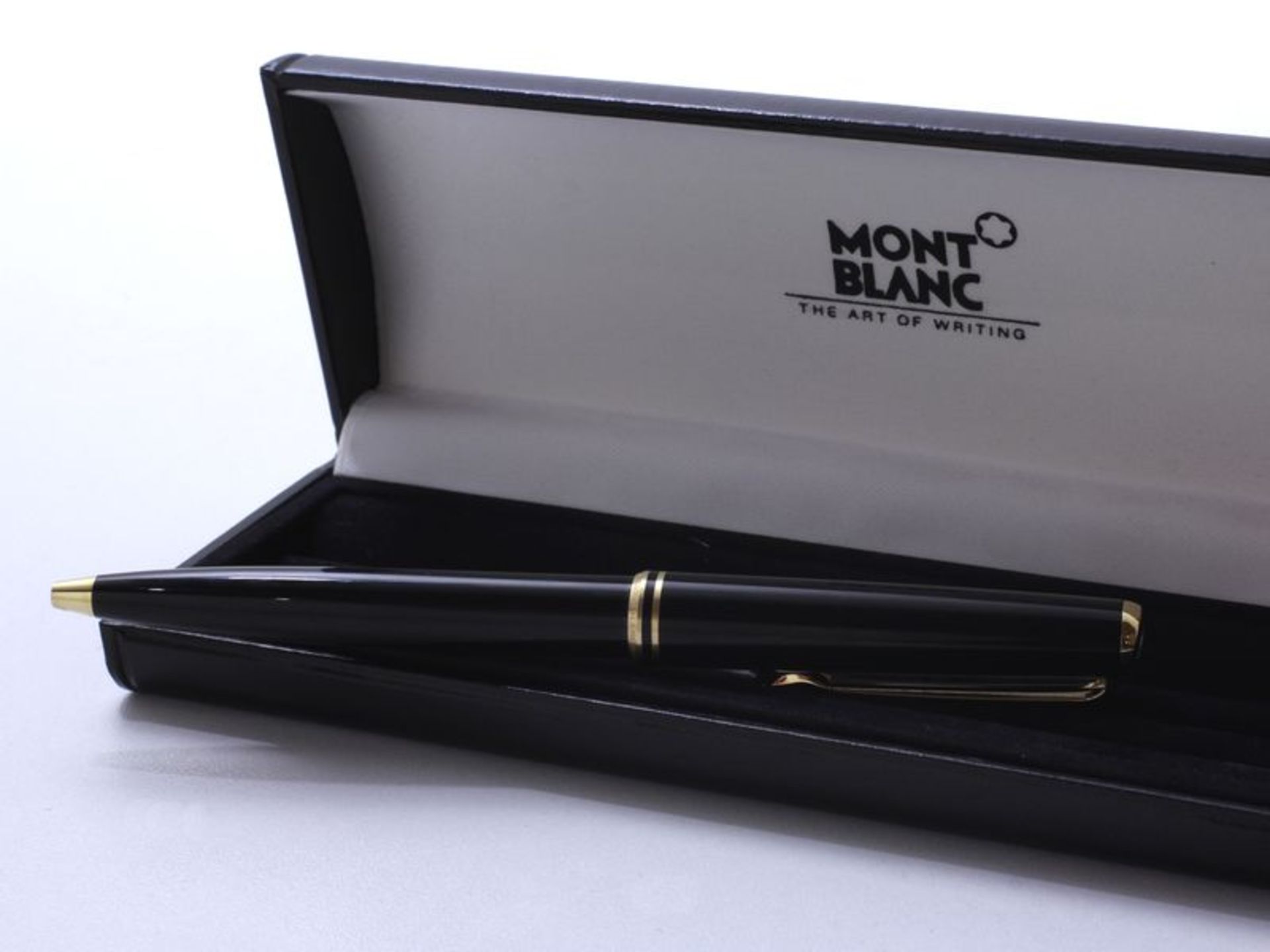 MONTBLANC ''CLASSIC'' Stylo à bille en métal doré et résine noire, emblème [...]