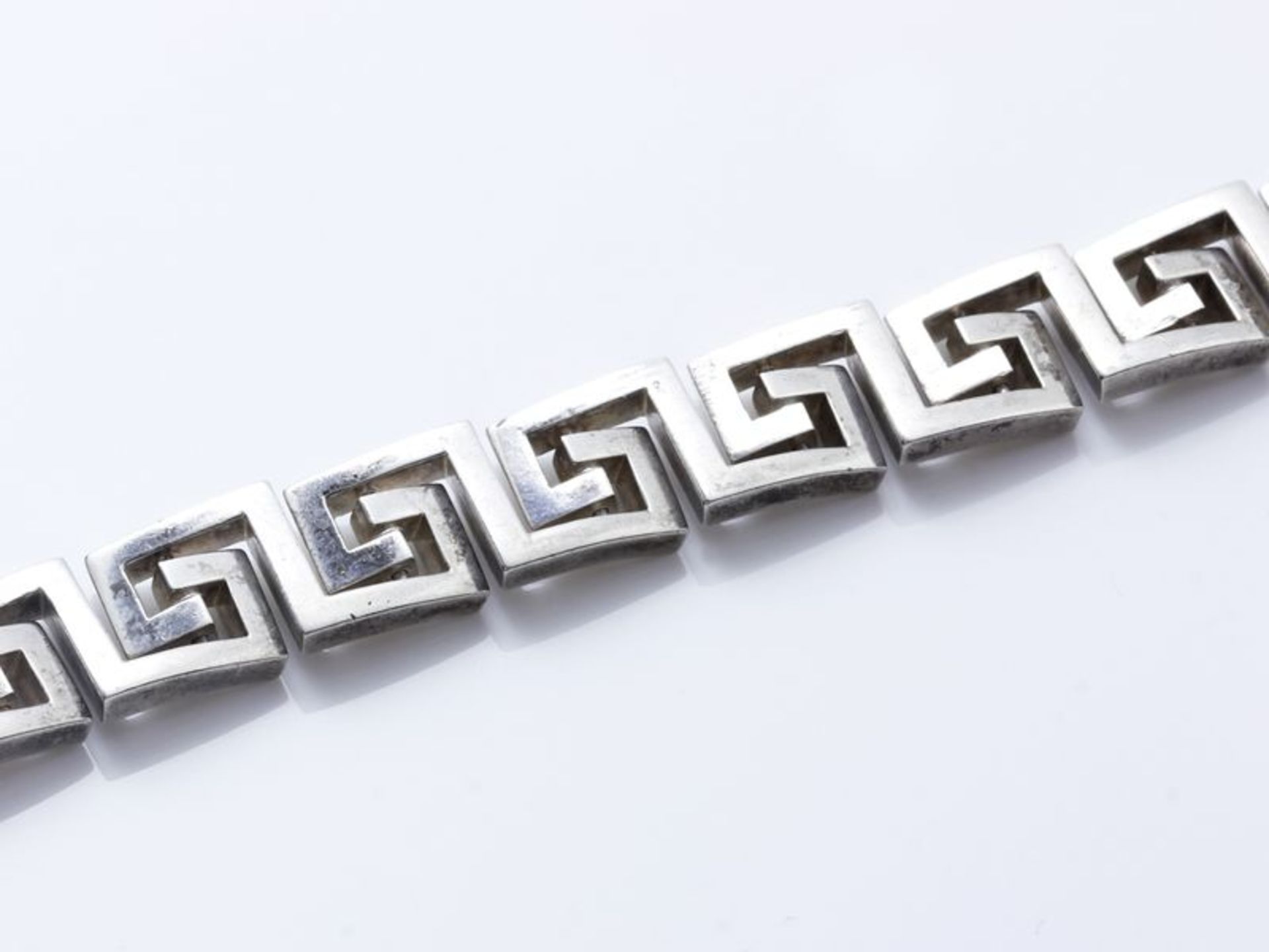 HERMÈS PARIS Bracelet articulé en argent 800 millièmes composé d'une suite de [...]