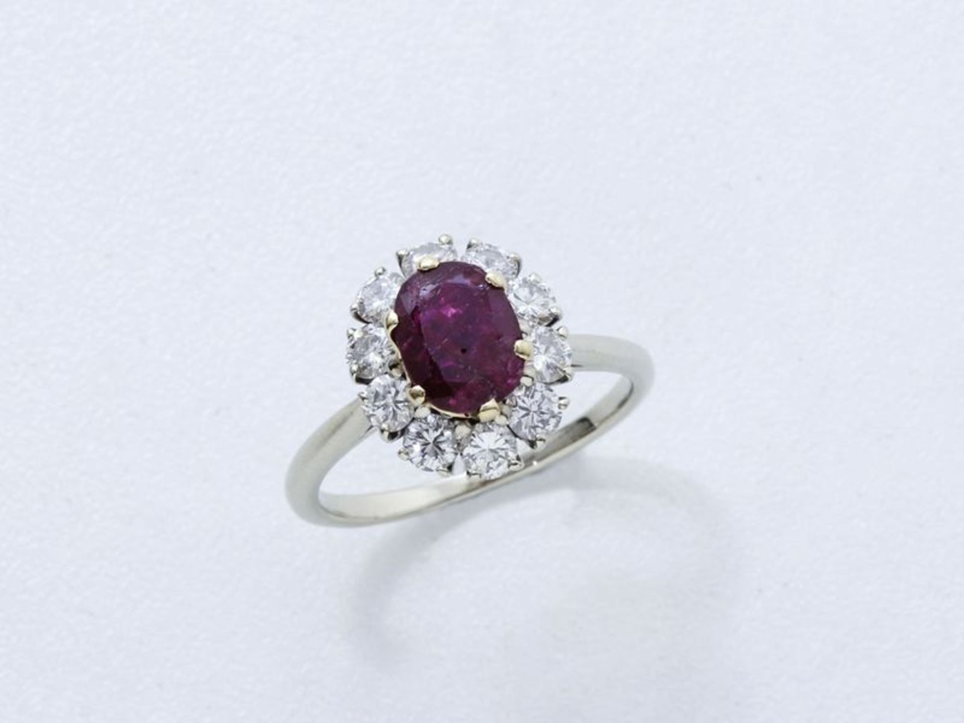 Bague en or gris 750 millièmes, ornée d'un rubis ovale facetté en serti griffe [...]