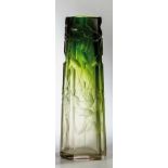 Vase mit HeckenroseMoser, Karlsbad, um 1902 Farbloses, sechsfach facettiertes Glas mit auslaufendem,