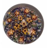 Briefbeschwerer mit Millefiori-DekorThüringen, um 1900 Konzentrische Millefiori-Stäbe auf Kissen mit