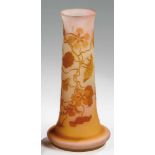 Vase mit KapuzinerkresseEmile Gallé, Nancy, um 1904 Farbloses Glas, partiell mit lachsfarbenem