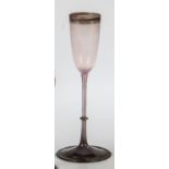LikörglasKarl Koepping, Ilmenau, 1899 Vor der Lampe geblasenes, opalisierend rosa Glas. Scheibenfuß,