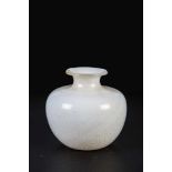 Vase aus der Serie "Rivestiti"Vittorio Zecchin (Entwurf), Venini, Murano, um 1933 Farbloses Glas,