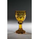 Pokal mit PferdedarstellungenBöhmen, um 1850 Farbloses, bernsteinfarben gebeiztes Glas,