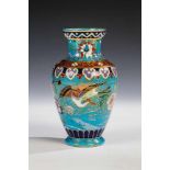 Vase mit asiatischem DekorUm 1880 Blau eingefärbtes Milchglas mit Gold- und bunter, pastoser