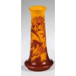 Vase mit BlumeEmile Gallé, Nancy, um 1904 Farbloses Glas, mit Orangeopal unterfangen, braunviolett