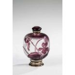 Flakon mit VeilchenEmile Gallé, Nancy, um 1898-1902 Farbloses Glas mit violettem Überfang. Auf