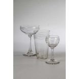 Sektschale, Likörglas und Wasserglas aus dem Gläsersatz "Gravierte Welle"Hans Christiansen (