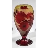 Vase mit RosenEmile Gallé, Nancy, um 1920 Farbloses Glas, partiell gelb unterfangen, rot und