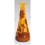 Väschen mit VeilchenEmile Gallé, Nancy, um 1906 Farbloses Glas, orangegelb unterfangen, violett