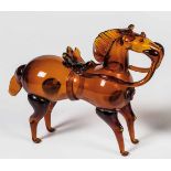 Pferd aus bernsteinfarbenem Glas19. Jh. Körper, Hals und Schädel hohl geblasen, am Mund offen.