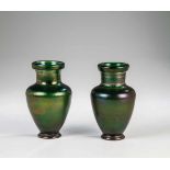 Seltenes VasenpaarJ. & L. Lobmeyr, Wien, um 1900 Grünes, petrolfarben lüstriertes Glas, die