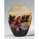 Vase mit AnemoneMuller Frères, Lunéville, um 1914 Farbloses Glas mit Pulvereinschmelzung in