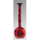 Langhalsvase mit SchleheEmile Gallé, Nancy, um 1906 - 1914 Farbloses Glas, rot unterfangen und