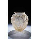 Vase "Sauterelles"R. Lalique, Wingen-sur-Moder, 1913 Farbloses, formgepresstes Glas, schwach braun