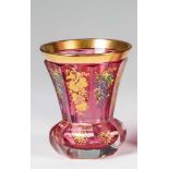Becher mit FloraldekorBöhmen, 1840-50 Farbloses Glas mit Goldrubinunterfang sowie Gold- und