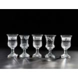 Fünf TrinkgläserDeutschland oder Böhmen, um 1800 Zwei Gläser auf Rundfuß, an Kuppa gesteinelte