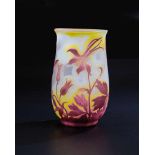 Vase mit AkeleiEmile Gallé, Nancy, um 1902 Farbloses Glas, vierfach überfangen in Weiß,
