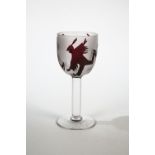PokalUrsula Merker, 1984 Farbloses Glas mit Rubinüberfang. Umlaufender Dekor in Sandstrahltechnik,