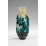 Vase mit EnzianEmile Gallé, Nancy, um 1920 Farbloses Glas, partiell lachsfarben unterfangen sowie