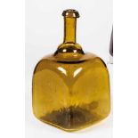Vierkantflasche aus braunem Glaswohl Süddeutsch, 18. Jh. Leicht hochgestochener Boden mit Abriss und