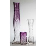Drei Vasen mit BlütengravurL. Moser & Söhne, Karlsbad, 1902 Farbloses, optisch geblasenes Glas mit